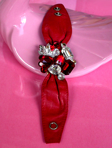 a beautiful vintage costume jewelry bracelet unsigned