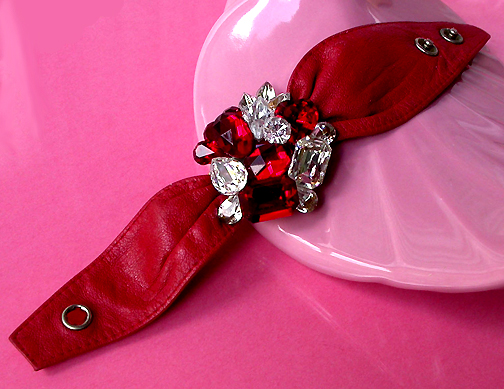 a beautiful vintage costume jewelry bracelet unsigned