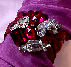 a beautiful vintage costume jewelry bracelet unsigned