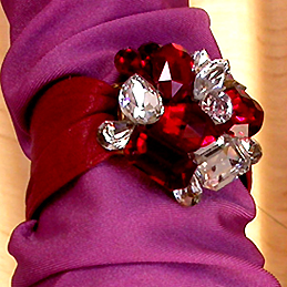 a beautiful vintage costume jewelry bracelet unsigned
