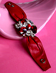 a beautiful vintage costume jewelry bracelet Unsigned