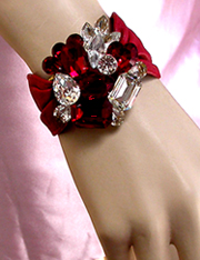 a beautiful vintage costume jewelry bracelet Unsigned
