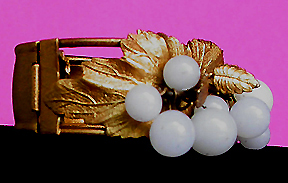 a beautiful vintage costume jewelry bracelet unsigned