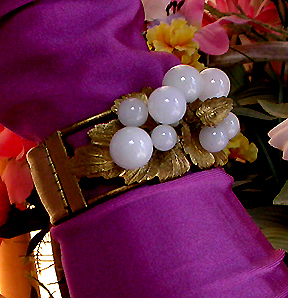 a beautiful vintage costume jewelry bracelet unsigned