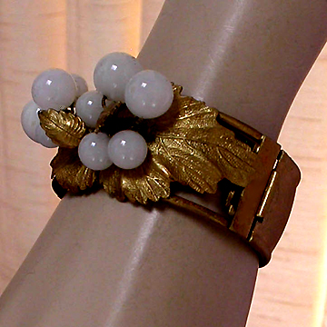 a beautiful vintage costume jewelry bracelet unsigned