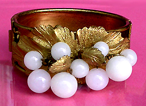 a beautiful vintage costume jewelry bracelet unsigned