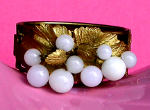 a beautiful vintage costume jewelry bracelet Unsigned