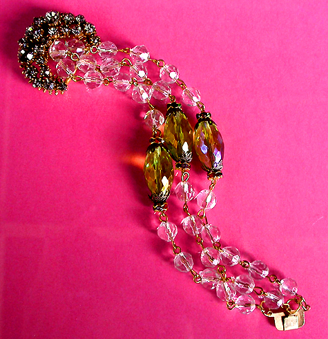 a beautiful vintage costume jewelry bracelet unsigned