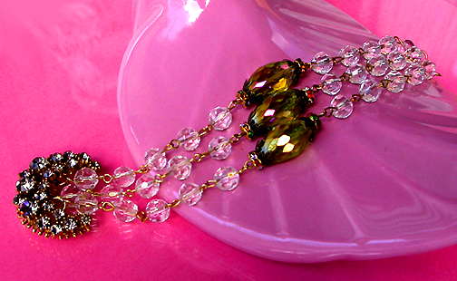 a beautiful vintage costume jewelry bracelet unsigned