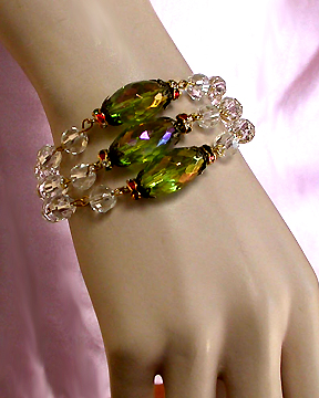 a beautiful vintage costume jewelry bracelet unsigned
