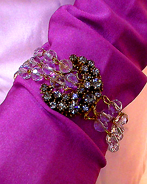 a beautiful vintage costume jewelry bracelet unsigned