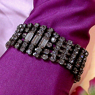 a beautiful vintage costume jewelry bracelet unsigned