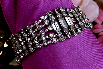 a beautiful vintage costume jewelry bracelet unsigned