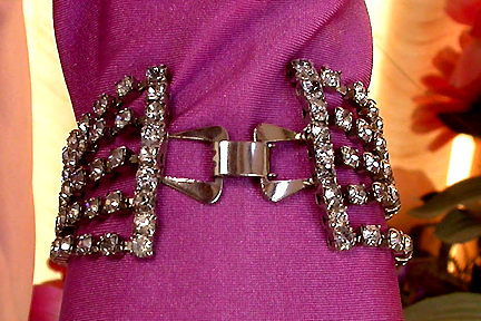 a beautiful vintage costume jewelry bracelet unsigned