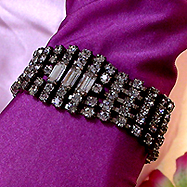 a beautiful vintage costume jewelry bracelet Unsigned