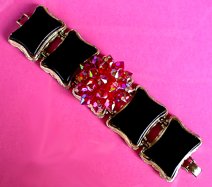 a beautiful vintage costume jewelry bracelet unsigned