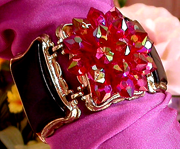 a beautiful vintage costume jewelry bracelet unsigned