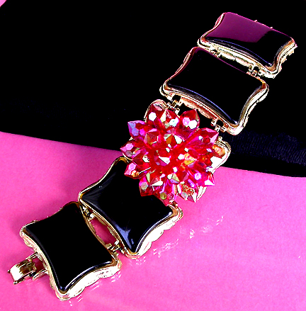 a beautiful vintage costume jewelry bracelet unsigned