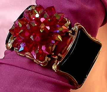 a beautiful vintage costume jewelry bracelet unsigned