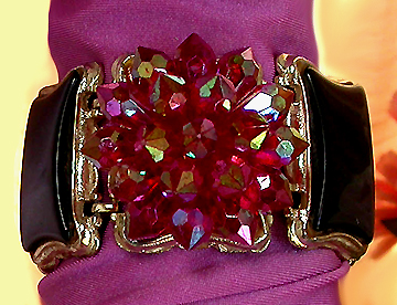 a beautiful vintage costume jewelry bracelet unsigned