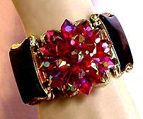 a beautiful vintage costume jewelry bracelet Unsigned