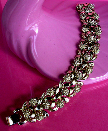 a beautiful vintage costume jewelry bracelet unsigned