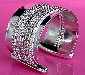 a beautiful vintage costume jewelry bracelet unsigned