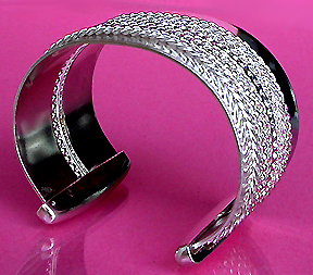 a beautiful vintage costume jewelry bracelet unsigned