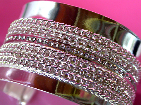 a beautiful vintage costume jewelry bracelet unsigned