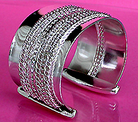 a beautiful vintage costume jewelry bracelet Unsigned