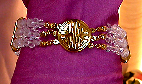 a beautiful vintage costume jewelry bracelet unsigned