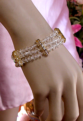 a beautiful vintage costume jewelry bracelet unsigned