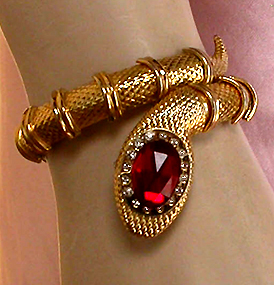 a beautiful vintage costume jewelry bracelet unsigned