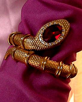 a beautiful vintage costume jewelry bracelet unsigned