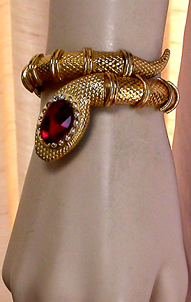 a beautiful vintage costume jewelry bracelet unsigned