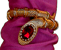 a beautiful vintage costume jewelry bracelet unsigned