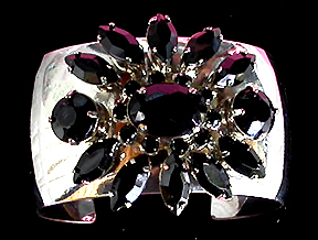 a beautiful vintage costume jewelry bracelet unsigned