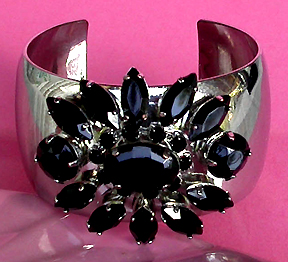 a beautiful vintage costume jewelry bracelet unsigned