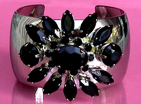 a beautiful vintage costume jewelry bracelet unsigned