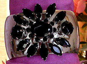 a beautiful vintage costume jewelry bracelet unsigned