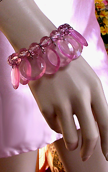 a beautiful vintage costume jewelry bracelet unsigned