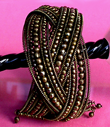 a beautiful vintage costume jewelry bracelet unsigned