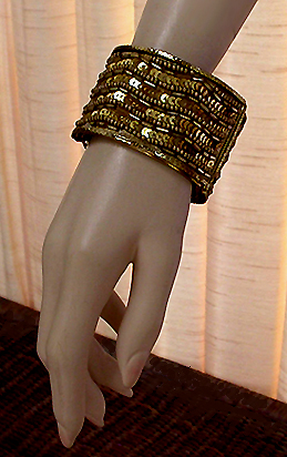 a beautiful vintage costume jewelry bracelet unsigned