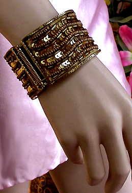 a beautiful vintage costume jewelry bracelet unsigned
