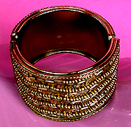 a beautiful vintage costume jewelry bracelet Unsigned