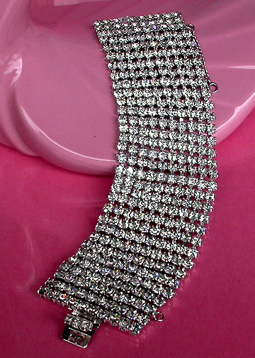 a beautiful vintage costume jewelry bracelet unsigned