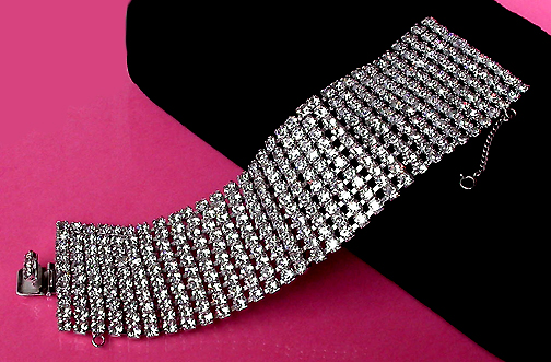 a beautiful vintage costume jewelry bracelet unsigned