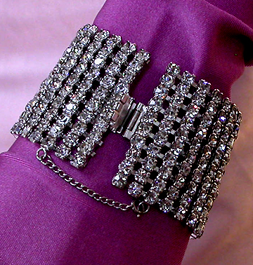 a beautiful vintage costume jewelry bracelet unsigned