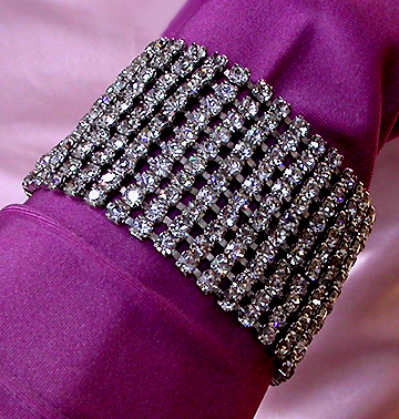 a beautiful vintage costume jewelry bracelet unsigned