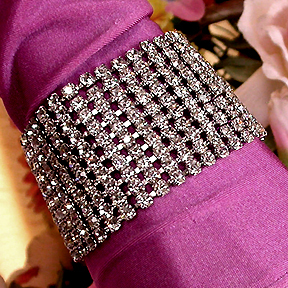 a beautiful vintage costume jewelry bracelet unsigned